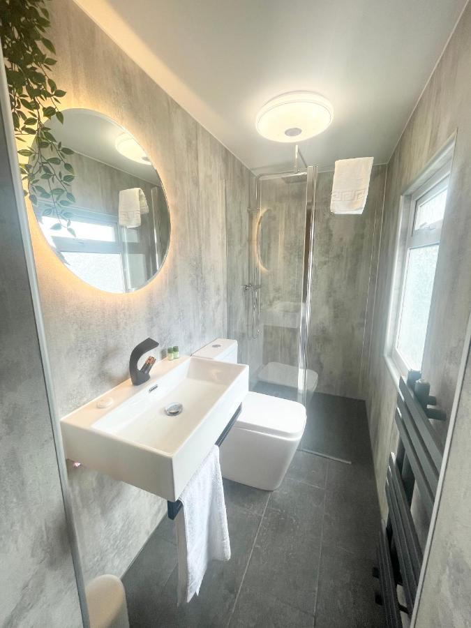 Coastline Retreats - Cloud9: Seafront Ensuite Rooms with Netflix Bournemouth Exterior photo