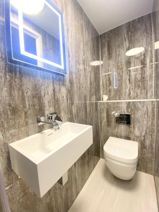 Coastline Retreats - Cloud9: Seafront Ensuite Rooms with Netflix Bournemouth Exterior photo