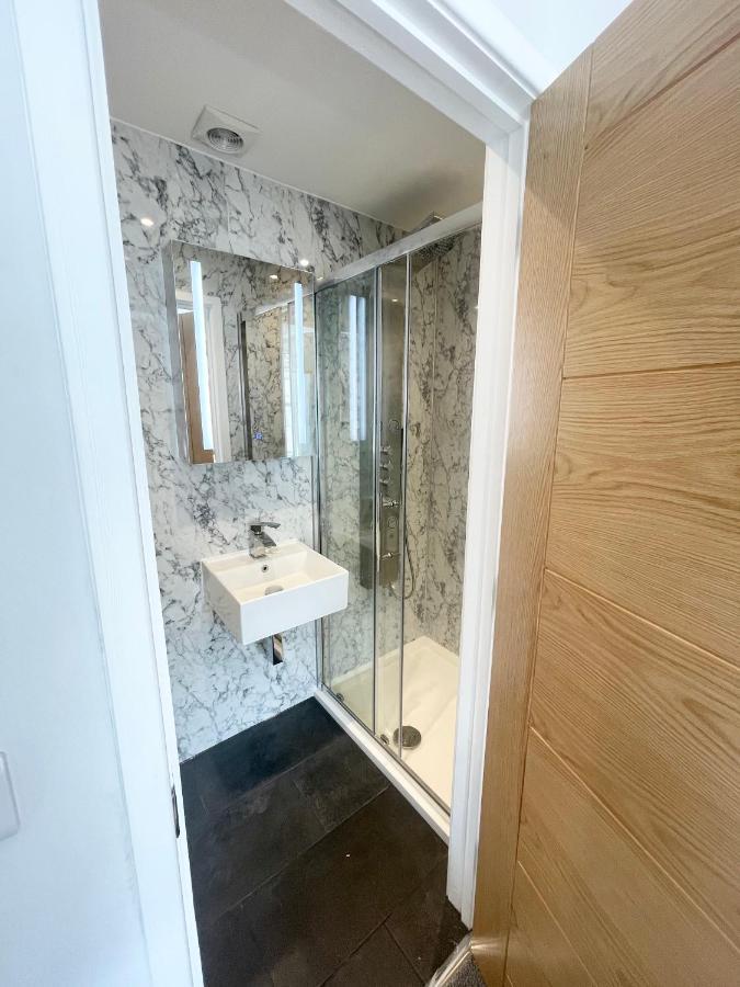 Coastline Retreats - Cloud9: Seafront Ensuite Rooms with Netflix Bournemouth Exterior photo