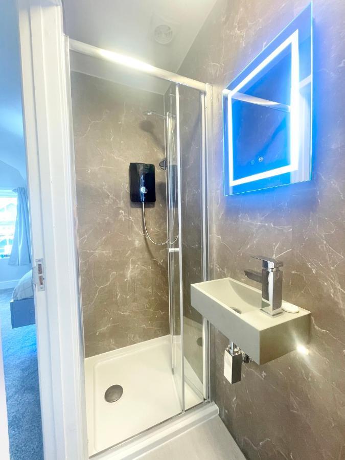 Coastline Retreats - Cloud9: Seafront Ensuite Rooms with Netflix Bournemouth Exterior photo