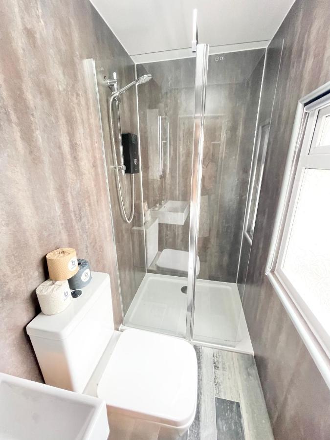 Coastline Retreats - Cloud9: Seafront Ensuite Rooms with Netflix Bournemouth Exterior photo