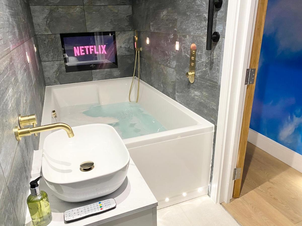 Coastline Retreats - Cloud9: Seafront Ensuite Rooms with Netflix Bournemouth Exterior photo